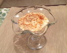 Мусс из йогурта и меда с жареными грушами и миндалем
