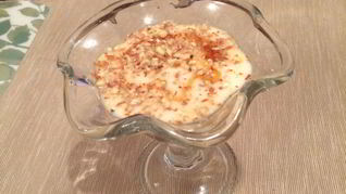 Мусс из йогурта и меда с жареными грушами и миндалем