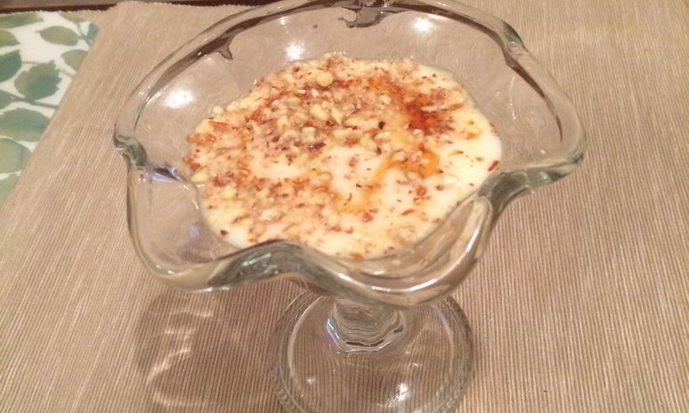 Рецепт мусса из йогурта и меда с жареными грушами и миндалем