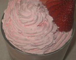 Мусс из клубники со взбитыми сливками