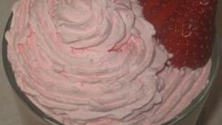 Мусс из клубники со взбитыми сливками