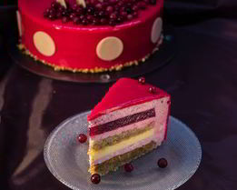 Торт-мусс с клюквой и пралине