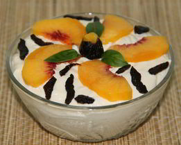 Творожный мусс с персиком и черносливом