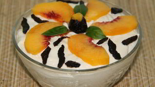 Творожный мусс с персиком и черносливом