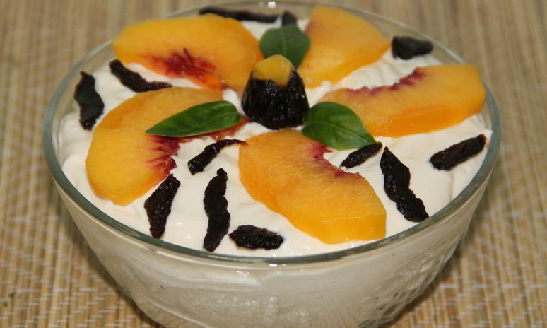 Рецепт творожного мусса с персиком и черносливом