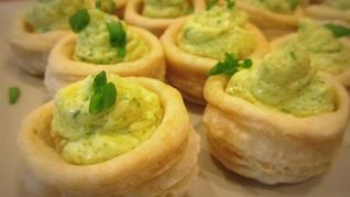 Волованы с муссом из масла, икры и петрушки