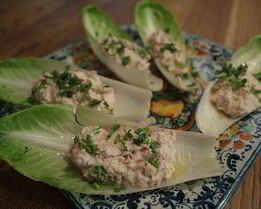 Закуска из цикория с куриным муссом и тархуном