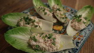 Закуска из цикория с куриным муссом и тархуном