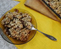 Овсяный крамбл с яблоками