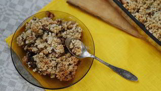 Овсяный крамбл с яблоками