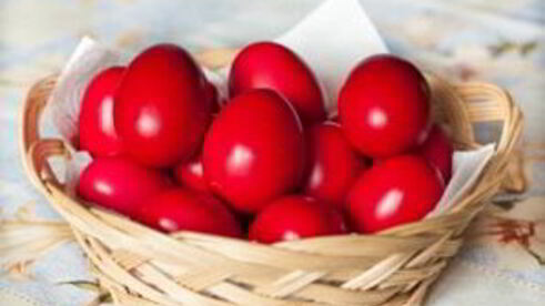 красные пасхальные яйца