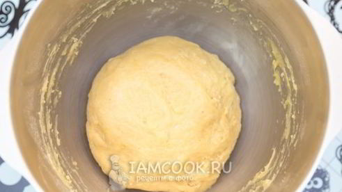 пасхальный кулич с изюмом и орехами