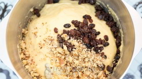 пасхальный кулич с изюмом и орехами