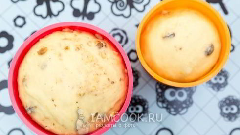 пасхальный кулич с изюмом и орехами