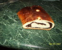 Пасхальный рулет с маком и изюмом