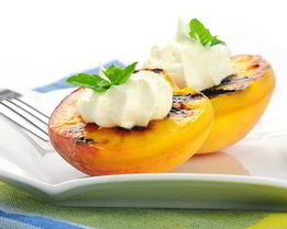 Персики на гриле с ежевично-базиликовым маслом