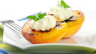 Персики на гриле с ежевично-базиликовым маслом