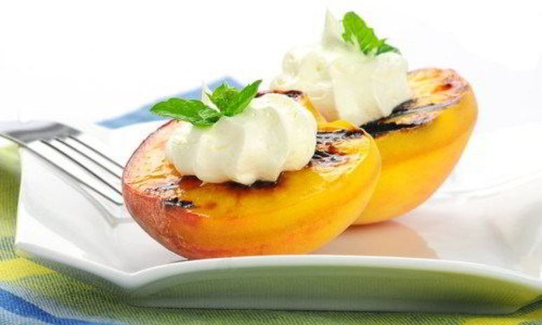 Рецепт персиков на гриле с ежевично-базиликовым маслом