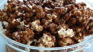 Попкорн с шоколадом и карамелью