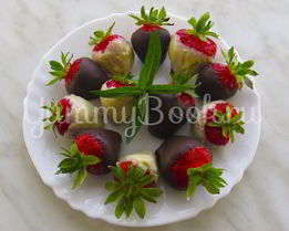 Роскошный десерт клубника в шоколаде