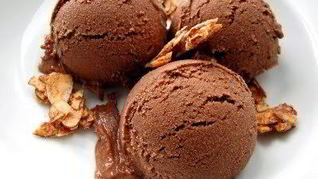 Шоколадно-кокосовый сорбет с пряными миндальными хлопьями