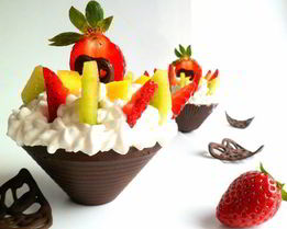 Шоколадные корзинки со взбитыми сливками, фруктами и ягодой