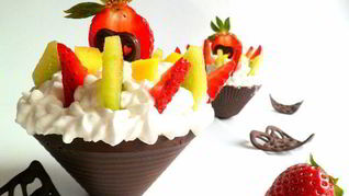 Шоколадные корзинки со взбитыми сливками, фруктами и ягодой