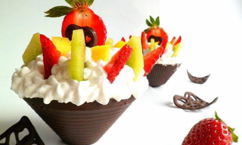 Рецепт шоколадных корзинок со взбитыми сливками, фруктами и ягодой
