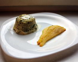 Дважды запеченное суфле Горгонзола и карамелизованная груша