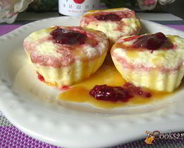 Паровое творожное суфле с вишневым конфитюром