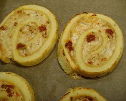 Рулет-суфле с пармезаном и вялеными томатами