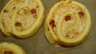 Рулет-суфле с пармезаном и вялеными томатами