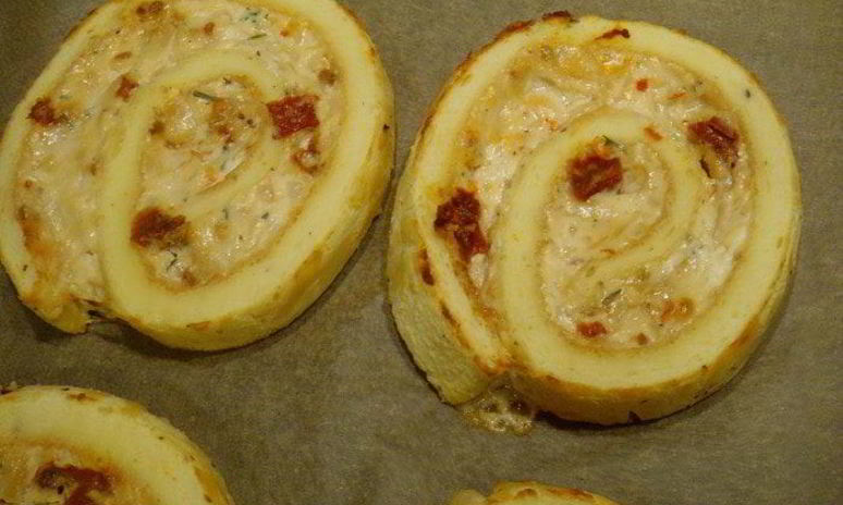 Рецепт рулета-суфле с пармезаном и вялеными томатами