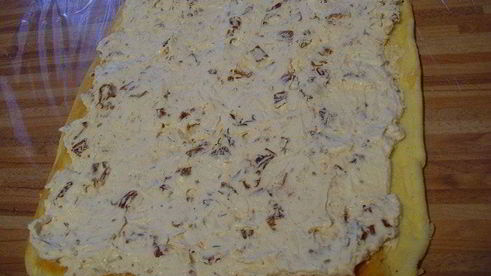 рулет-суфле с пармезаном и вялеными томатами