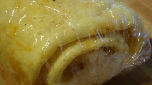 рулет-суфле с пармезаном и вялеными томатами