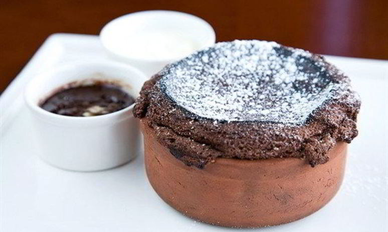 Рецепт шоколадного суфле с белым шоколадным кремом