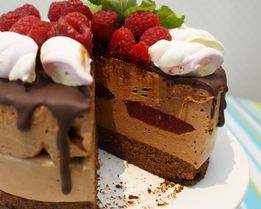 Шоколадный торт-суфле с малиновым конфи