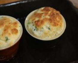 Сливочное суфле с зеленым луком и тимьяном