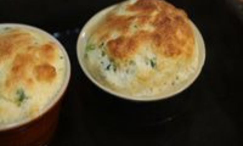 Рецепт сливочного суфле с зеленым луком и тимьяном