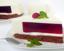 Сливочный торт-суфле с малиной