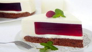 Сливочный торт-суфле с малиной