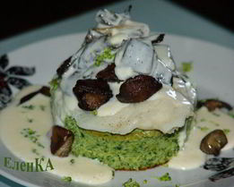 Суфле из брокколи со шпинатом, рыбным филе и лесными грибами