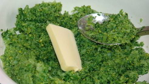 суфле из брокколи со шпинатом, рыбным филе и лесными грибами