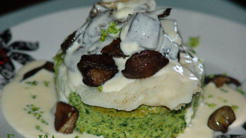 суфле из брокколи со шпинатом, рыбным филе и лесными грибами