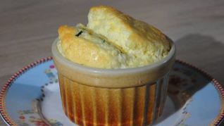 Сырное суфле с зеленым луком и кукурузной мукой