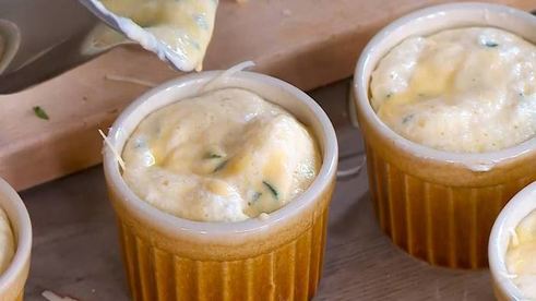 сырное суфле с зеленым луком и кукурузной мукой