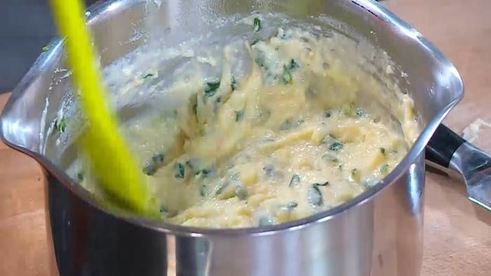 сырное суфле с зеленым луком и кукурузной мукой