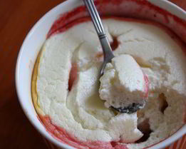 Творожное суфле на подушке из фруктов и ягод