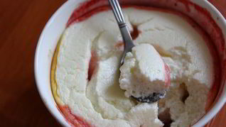 Творожное суфле на подушке из фруктов и ягод