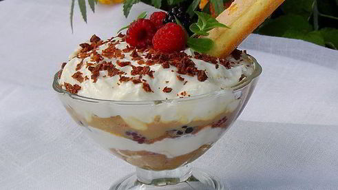 десерт в стиле тирамису с малиной и ежевикой